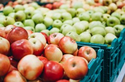 fresh-apples-supermarket